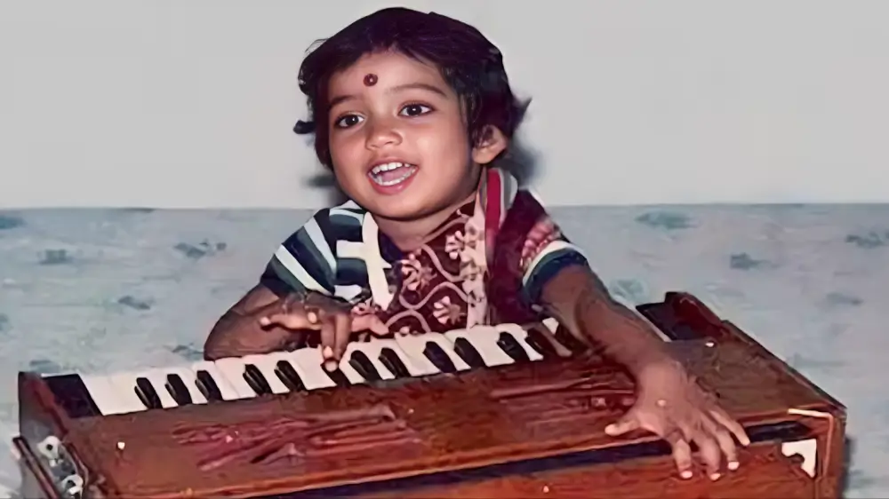 श्रेया घोषाल का जीवन परिचय: आयु, हस्बैंड, शादी, बच्चे और नेट वर्थ | Shreya Ghoshal Biography in Hindi 2 Shreya Ghoshal Childhood