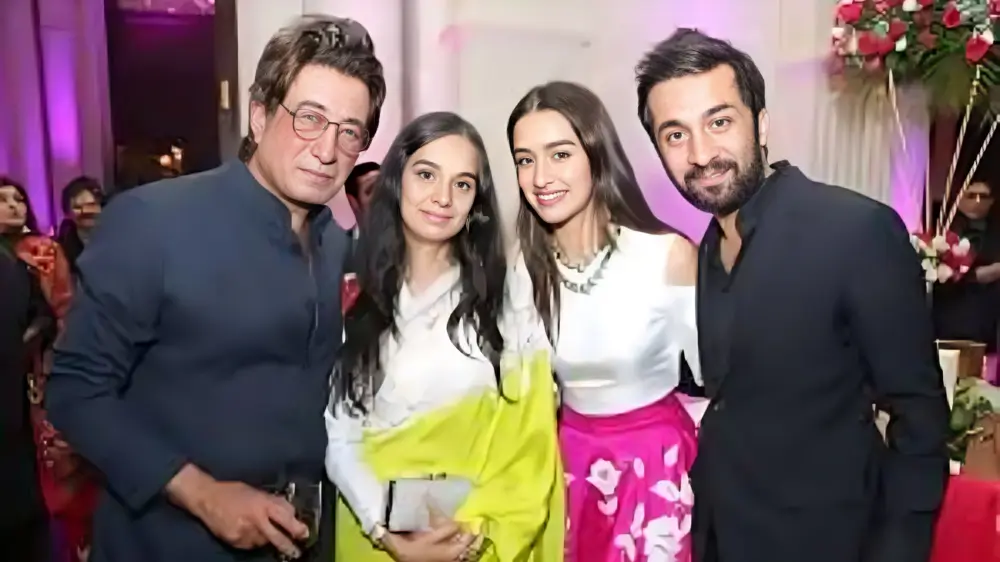 श्रद्धा कपूर नेट वर्थ, आयु, शिक्षा, हाइट, वज़न, परिवार, बॉयफ्रेंड | Shraddha Kapoor Biography in Hindi 2 Shraddha Kapoor With Family