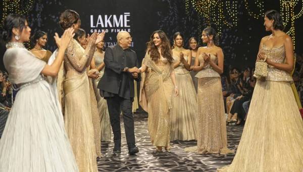 अनीत पड्डा का लैक्मे फ़ैशन वीक में शानदार प्रदर्शन