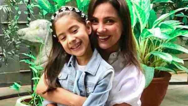 लारा दत्ता जीवनी: आयु, ऊंचाई, पति, परिवार, करियर, नेट वर्थ और अधिक | Lara Dutta Biography in Hindi 7 Lara Dutta with daughter sayra Bhupati