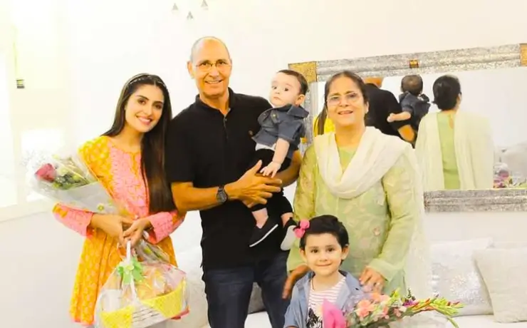 आयजा खान: पाकिस्तानी अभिनेत्री | Ayeza Khan, Age, Husband, Height, Children, Net Worth and Drama Biography in Hindi 5 Ayeza Khan with Parents