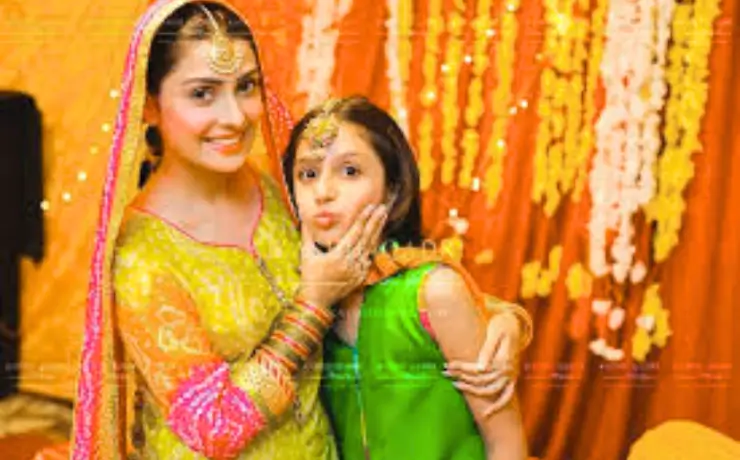 आयजा खान: पाकिस्तानी अभिनेत्री | Ayeza Khan, Age, Husband, Height, Children, Net Worth and Drama Biography in Hindi 2 Ayeza Khan with sister Hiba Khan