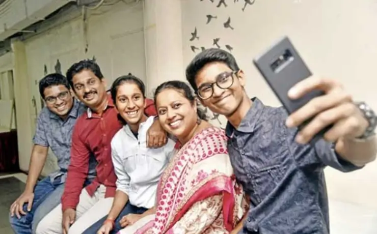 जेमिमाह रोड्रिग्स: उम्र, शिक्षा, परिवार, आंकड़े, नेट वर्थ, क्रश, सेंचुरी और रोचक तथ्य (2025) | Jemimah Rodrigues Biography in Hindi 3 Jemimah Rodrigues  with Family