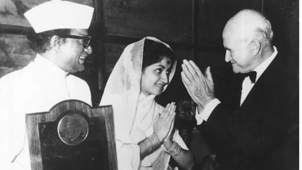 वी. शांताराम अपनी पत्नी और अभिनेत्री संध्या के साथ सैमुअल गोल्डविन अंतर्राष्ट्रीय फिल्म पुरस्कार ग्रहण करते हुए