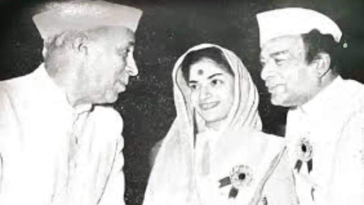 संध्या शांताराम और उनके पति वी. शांताराम प्रधांनमंत्री जवाहर लाल नेहरू के साथ 