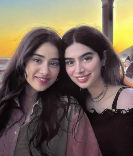 जान्हवी कपूर का बॉयफ्रेंड, उम्र, हाइट, वजन | Janhvi Kapoor Biography in Hindi 5 Janhvi Kapoor With Khushi Kapoor