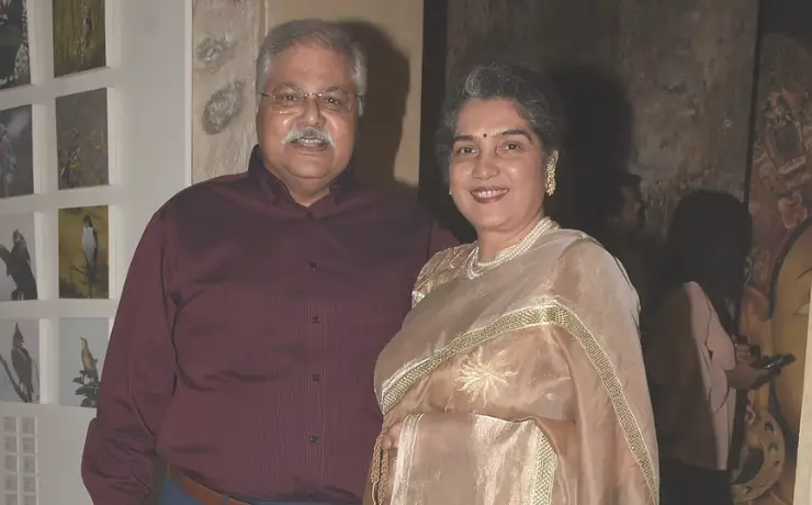 जानिए कितनी संपत्ति छोड़कर गए सतीश शाह | Satish Shah Biography, Death, Net Worth, Family, Career & More 2 Satish Shah With wife