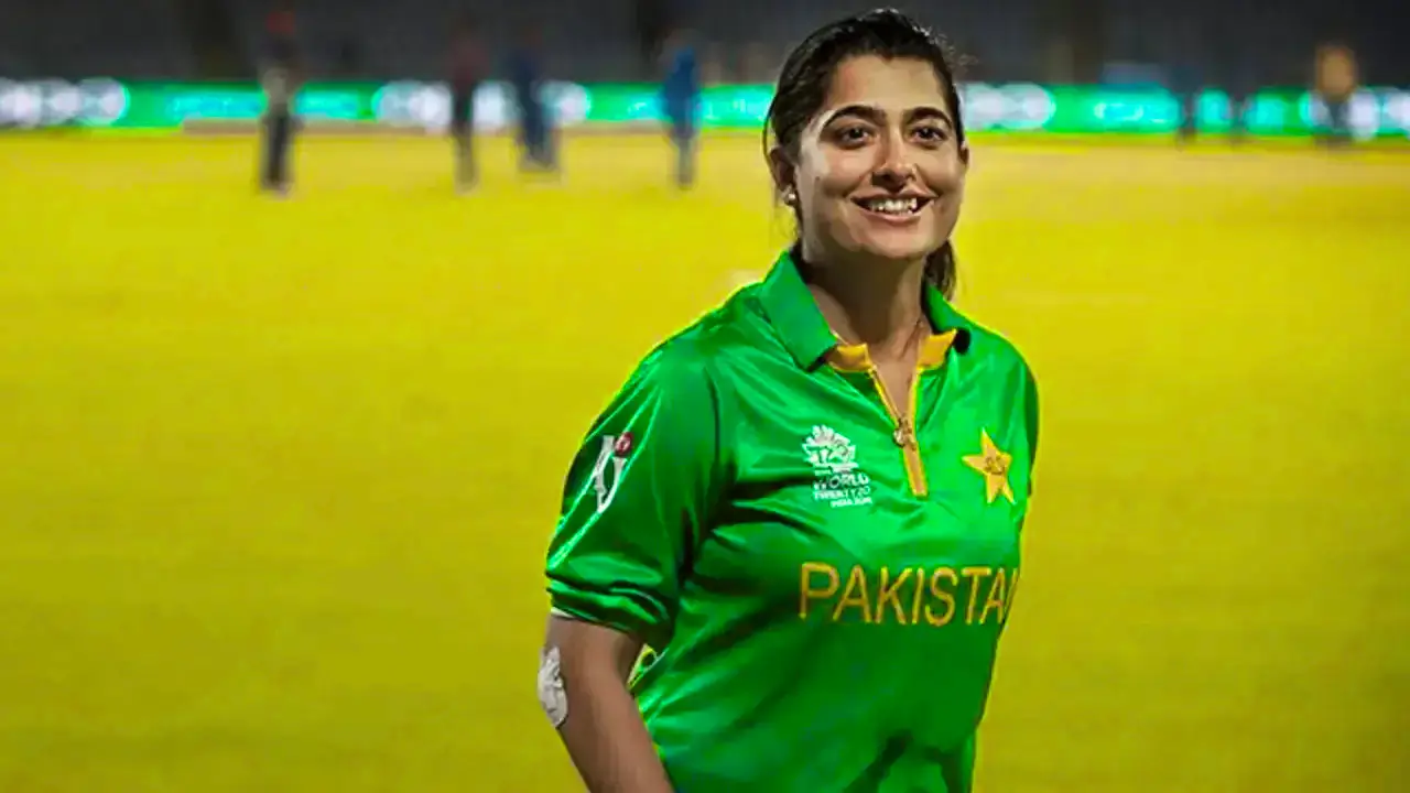 सना मीर का क्रिकेट करियर