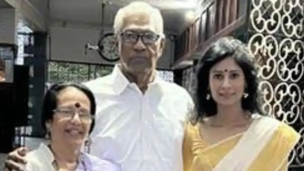 गीता गोपीनाथ: जीवन परिचय, शिक्षा, परिवार, करियर, पति, बच्चे, नेटवर्थ और रोचक तथ्य | Gita Gopinath Biography in Hindi 2 गीता गोपीनाथ अपने माता-पिता के साथ