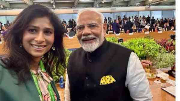 गीता गोपीनाथ: जीवन परिचय, शिक्षा, परिवार, करियर, पति, बच्चे, नेटवर्थ और रोचक तथ्य | Gita Gopinath Biography in Hindi 3 गीता गोपीनाथ प्रधानमंत्री नरेंद्र मोदी के साथ