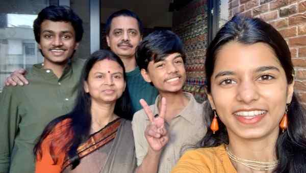 मैथिली ठाकुर 25 वर्ष की आयु में बनी विधायक | Maithili Thakur Biography in Hindi 3 मैथिली ठाकुर का परिवार (Family)