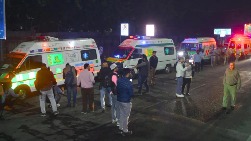 दिल्ली के रेड फोर्ट के पास भयानक धमाका: 13 की मौत, 24 घायल | A Massive Explosion Occurred Near Delhi's Red Fort. 1 Delhi Red Fort Blast