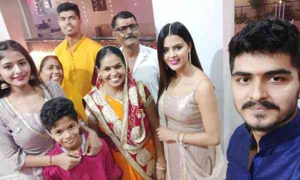 प्रियंका चाहर चौधरी जीवनी: उम्र, परिवार, शिक्षा, करियर और लव स्टोरी | Priyanka Chahar Choudhary Biography in Hindi 2 Priyanka Chahar Choudhary Family