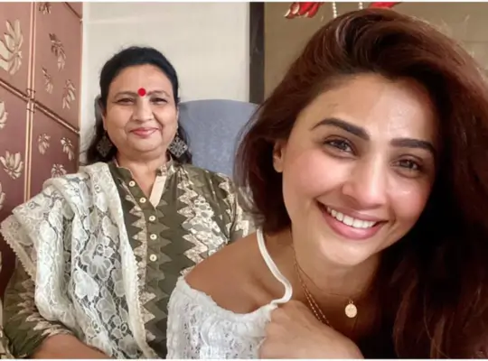 डेज़ी शाह: बॉलीवुड की डायनामिक डांसर और एक्ट्रेस की पूरी जीवनी | Daisy Shah Biography in Hindi 2025 3 Daisy Shah Family