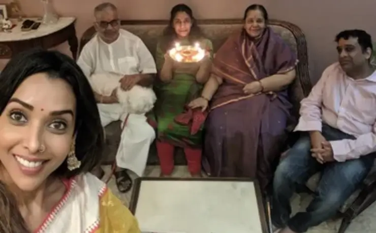 अनुप्रिया गोयनका की आयु, शिक्षा, पति, हाइट, धर्म, जाति, करियर, नेट वर्थ | Anupriya Goenka Biography in HIndi 2 Anupriya Goenka with Family