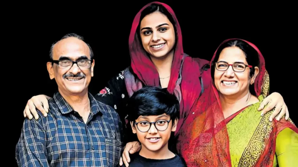 कनाथिल जमीलाः जीवन परिचय, प्रारंभिक जीवन, शिक्षा, आयु, मृत्यु, राजनीतिक जीवन, उपलब्धियां | Kanathil Jameela Biography in Hindi 2 Kanathil Jameela With Family