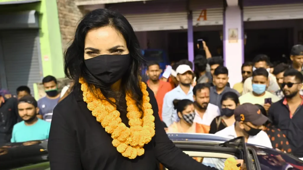 पुष्पम प्रिया चौधरी: उम्र, परिवार, गृहनगर, शिक्षा, कैरियर, नेट वर्थ, ऊंचाई, पति-बॉयफ्रेंड | Pushpam Priya Chaudhary Biography in Hindi 3 पुष्पम प्रिया चौधरी का मास्क