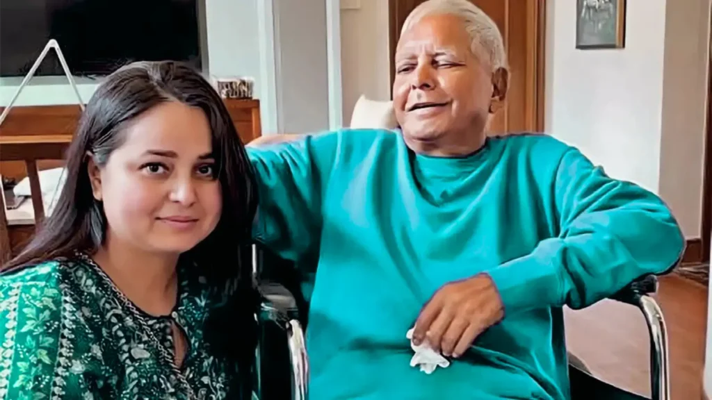 रोहिणी आचार्य: लालू यादव की बेटी, डॉक्टर से राजनेता बनीं | Rohini Acharya Biography in Hindi 2 Rohini Acharya with lalu Yadav