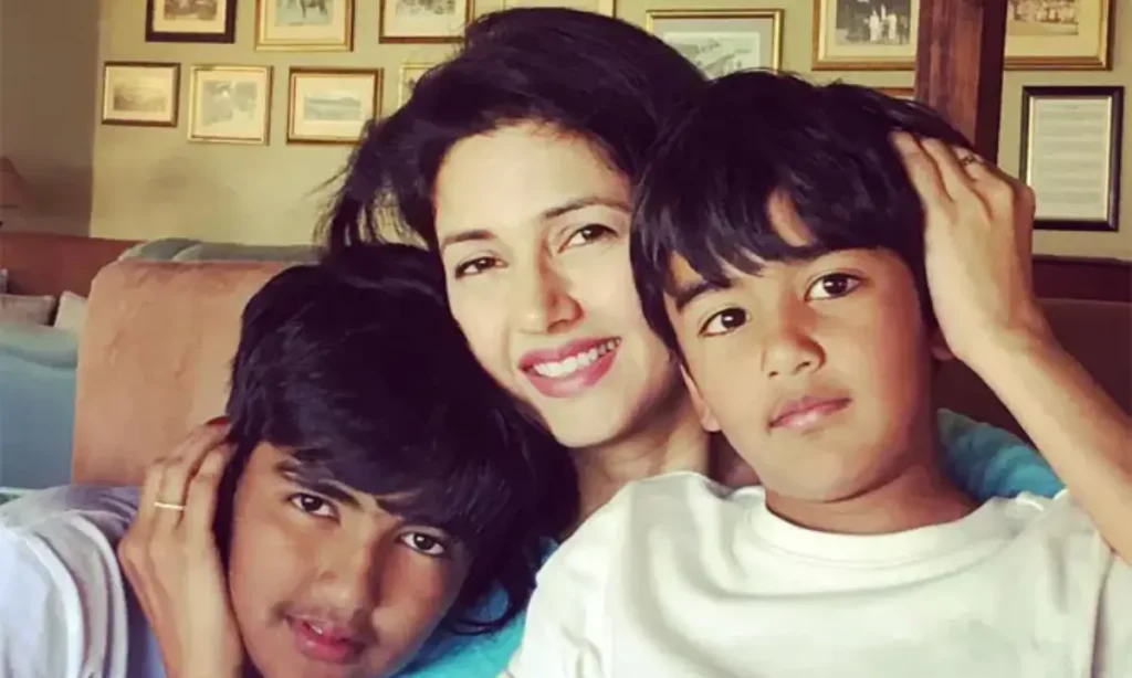 दीप्ति भटनागर (58) – मिस इंडिया, उम्र, शिक्षा, करियर, नेट वर्थ | Deepti Bhatnagar Biography in Hindi 7 Deepti Bhatnagar with her children