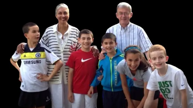 रीता फारिया: भारत की पहली मिस वर्ल्ड, जो सुंदरता से आगे चली गईं डॉक्टरी की राह पर | Reita Faria Biography in Hindi 4 Reita Faria with her Grand Children