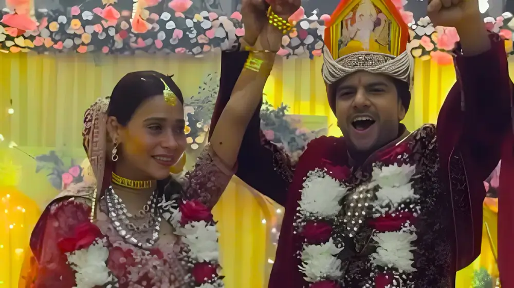 सारा खान की तीसरी शादी: कृष्ण पाठक से हिंदू रीति से रचाई शादी, सात फेरे, ब्राइडल लुक वायरल! 3 Sara Khan Third Marriage