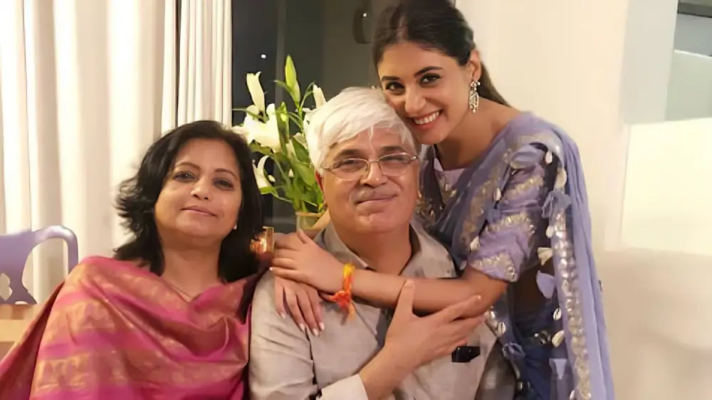 कौन है कृतिका कामरा, जिनका नाम क्रिकेट कमेंटेटर गौरव कपूर के साथ जुड़ रहा है? | Kritika Kamra Biography in Hindi 2 Kritika Kamra Parents