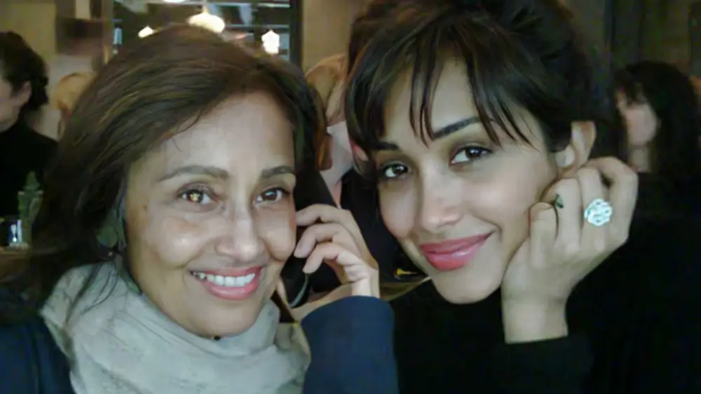 जिया खान जीवनी: वो चमकदार सितारा जिसकी मौत ने बॉलीवुड को झकझोर दिया – हत्या या आत्महत्या का रहस्य आज भी? | Jiah Khan Bioigraphy in Hindi 2 Jiah Khan with Mother