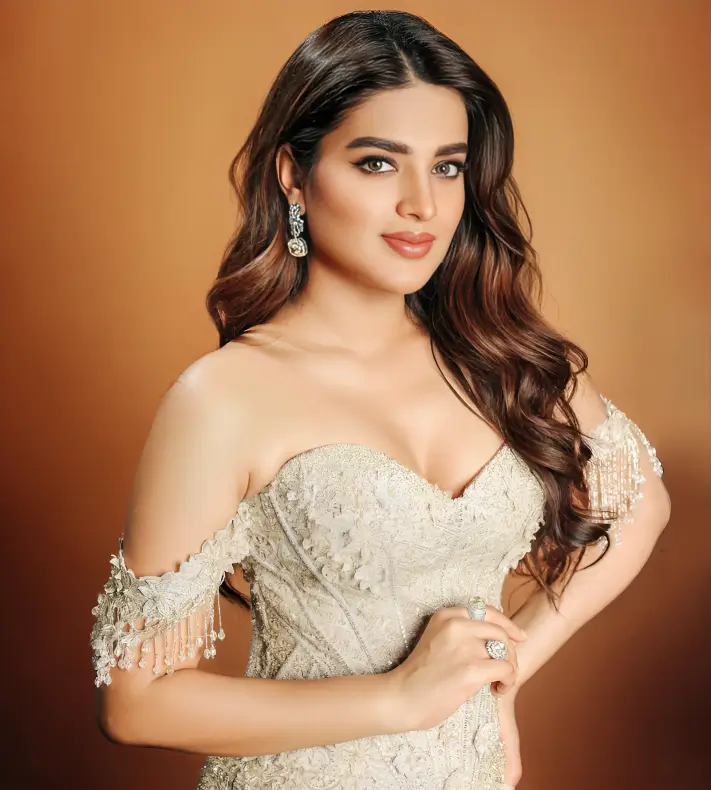 Nidhi Agarwal Height 