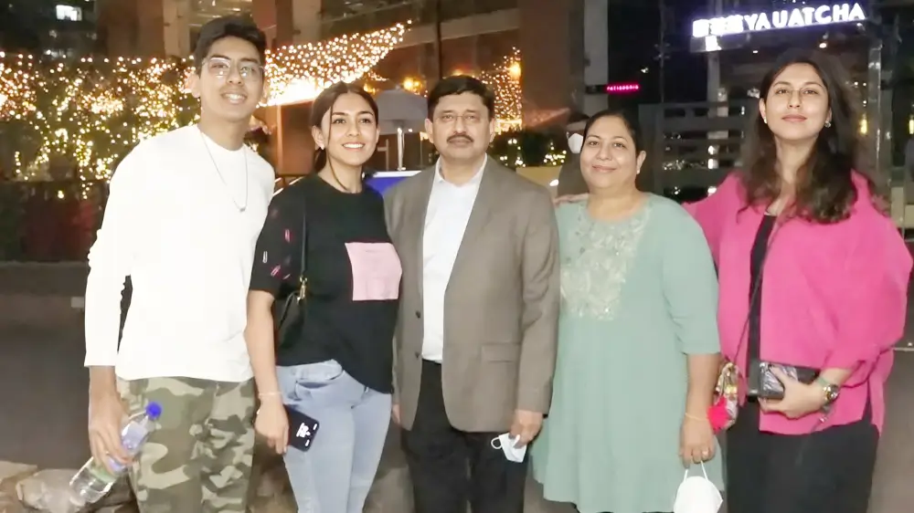 Mrunal Thakur Parents and Siblings