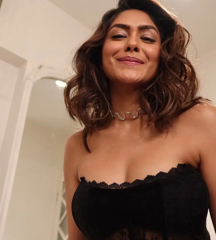 Mrunal Thakur Physical Appearance