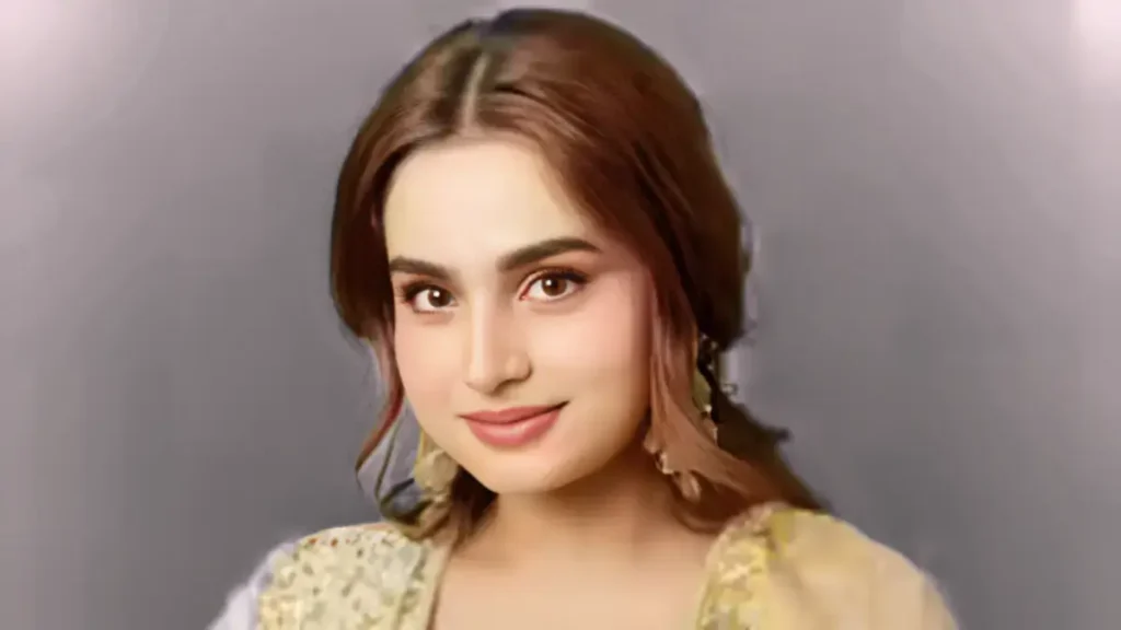 आयशा खान कौन हैं? 'धुरंधर' और 'किस किसको प्यार करूं 2' की स्टार, जिन्हें इंडस्ट्री वालों ने कहा- नाक-दांत 'सही' करा लो 1 Ayesha Khan